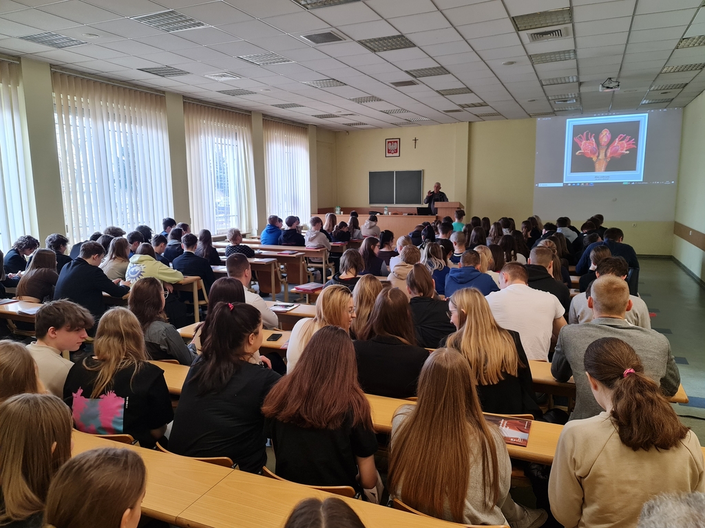 widok auli ze słuchaczmi 