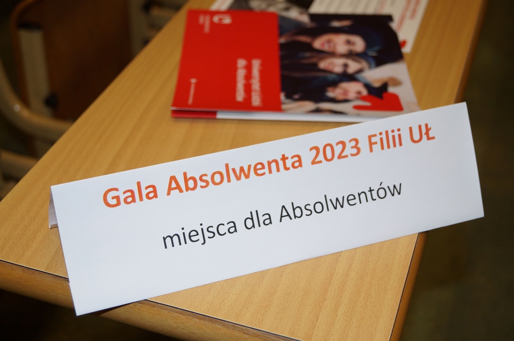zdjecie ławy z napisem gla absolwenta 2023 Filii UŁ miejsce absolwenta
