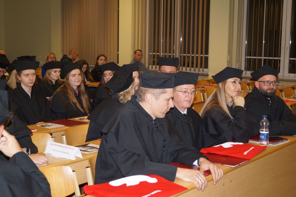 absolwenci w togach siedzacy na auli