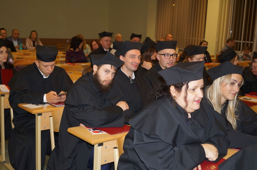 zjecie z auli absolwentów w ławach