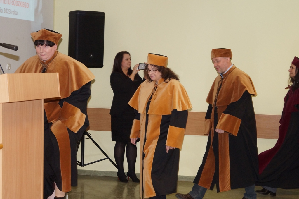 władze wydziału filii wchodzący na podium w auli