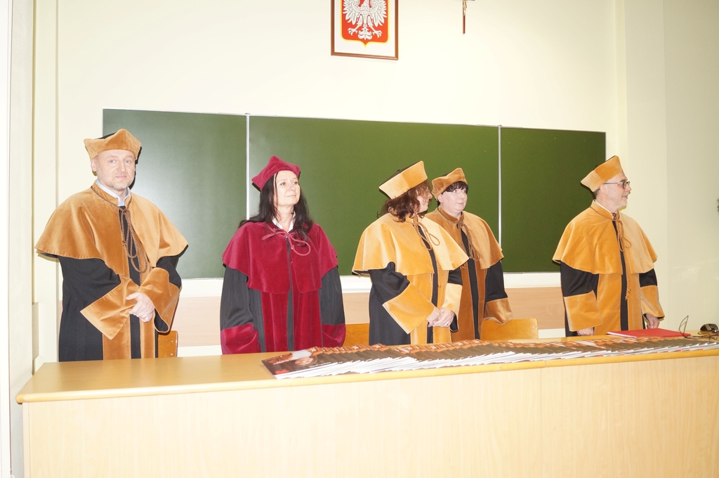 władze filii stojący za pulpitem w auli