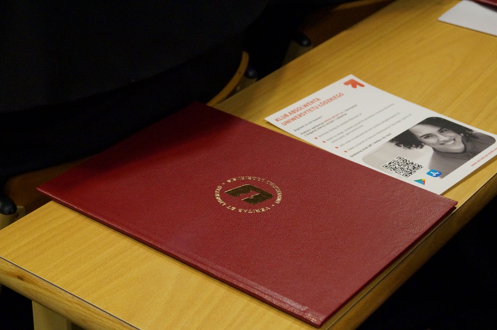 zdjecie teczki z dyplomem i ulotka po prawej