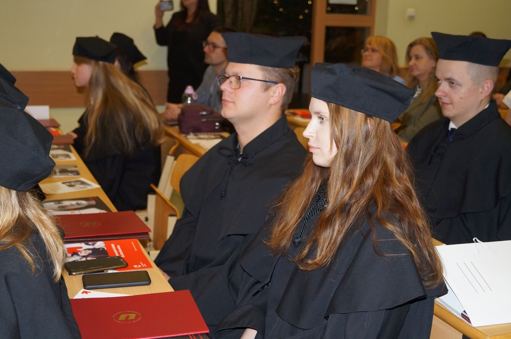 absolwenci w togach siedzacy w ławach