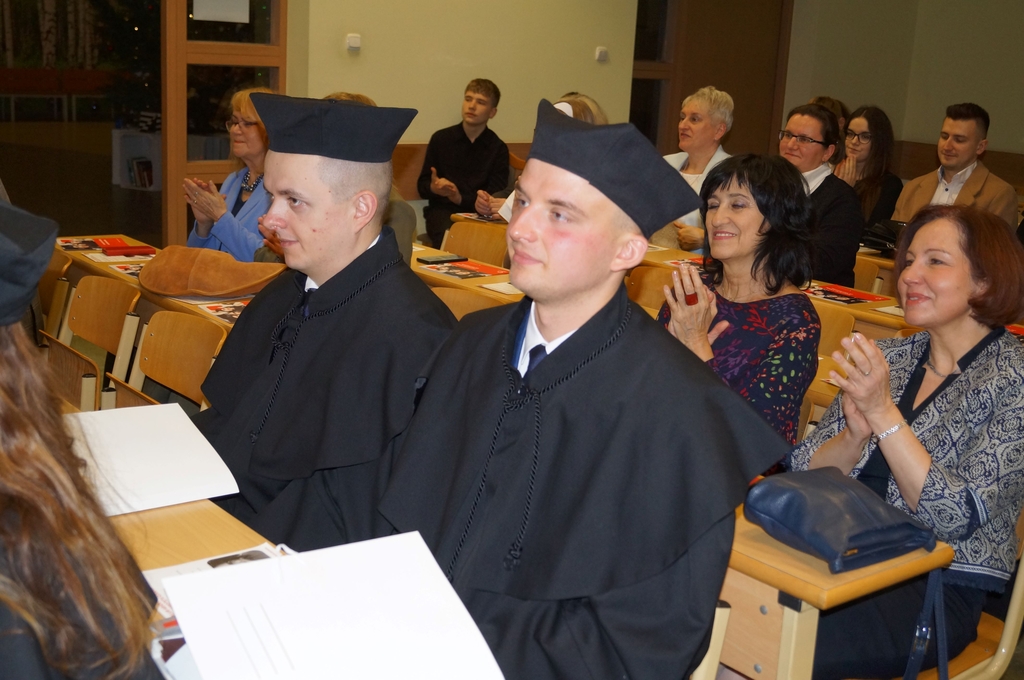 absolwenci w togach siedzacy w ławach