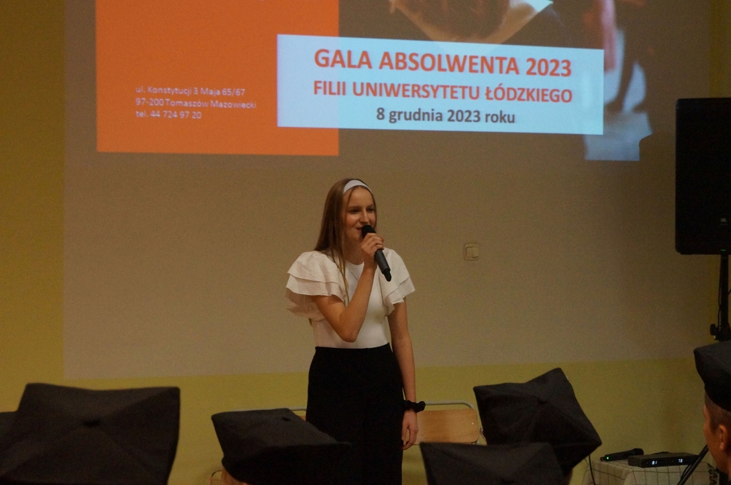 występ dziewczyna z mikrofonem