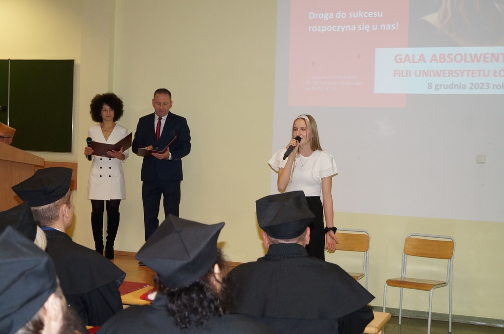 zdjęcie śpiewającej dziewczymny po lewej stronie stojący prowadzący gale