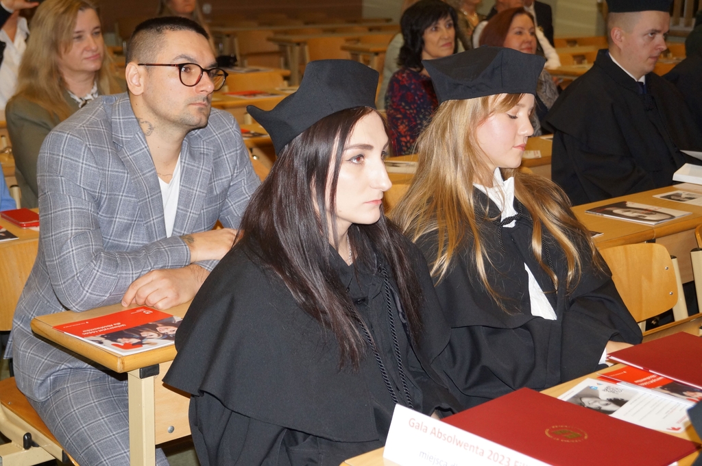 absolwenci w togach siedzacy w ławach