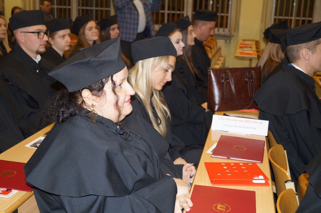 absolwenci w togach siedzacy w ławach