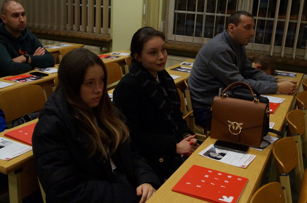 osoby towarzyszące absolwentom siedzący w ławach