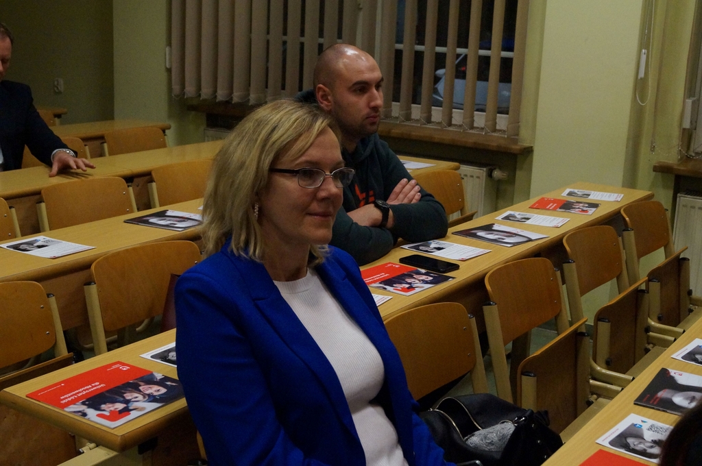 osoby towarzyszące absolwentom siedzący w ławach