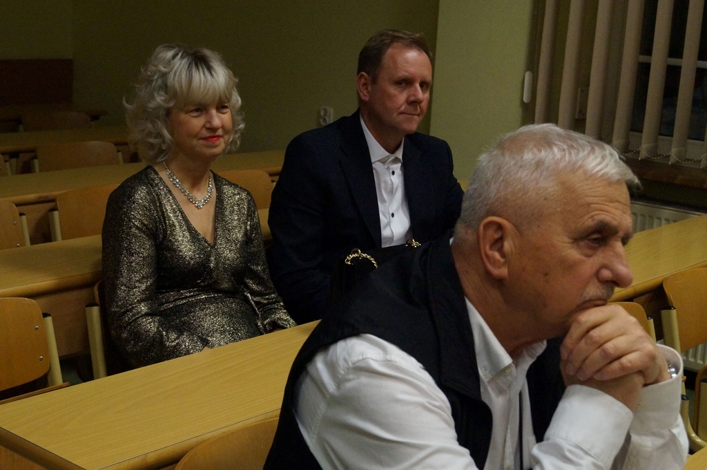 osoby towarzyszące absolwentom siedzący w ławach