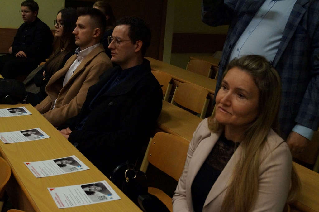 osoby towarzyszące absolwentom siedzący w ławach