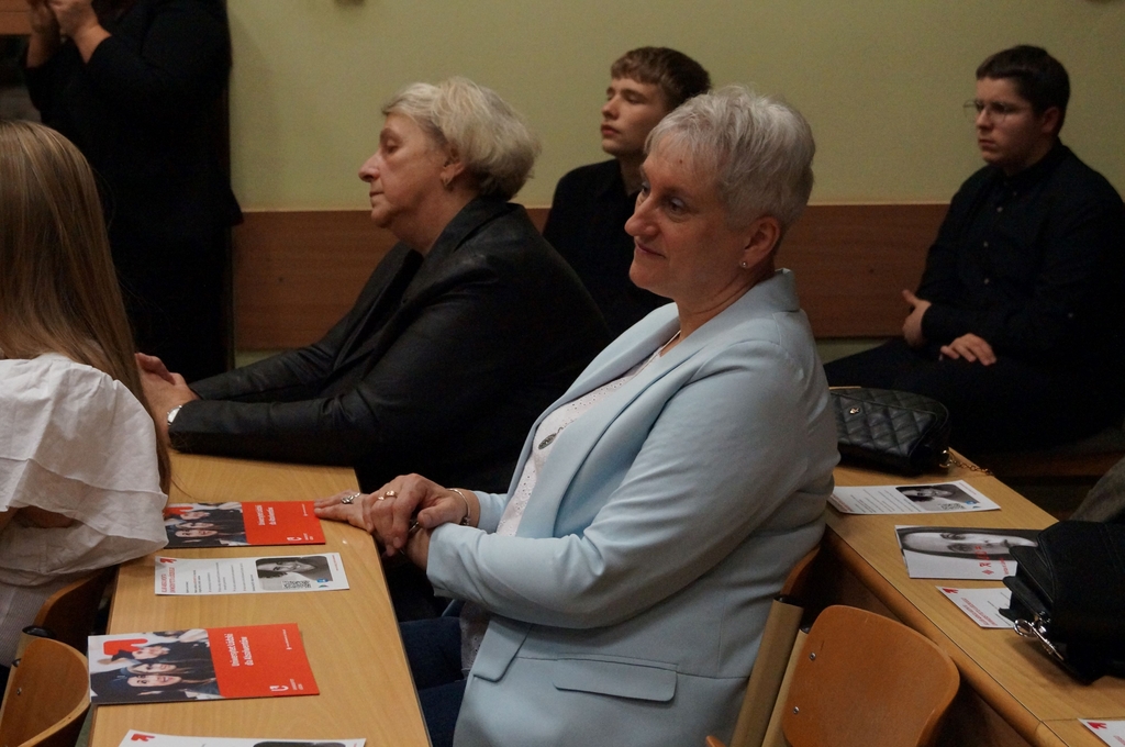 osoby towarzyszące absolwentom siedzący w ławach