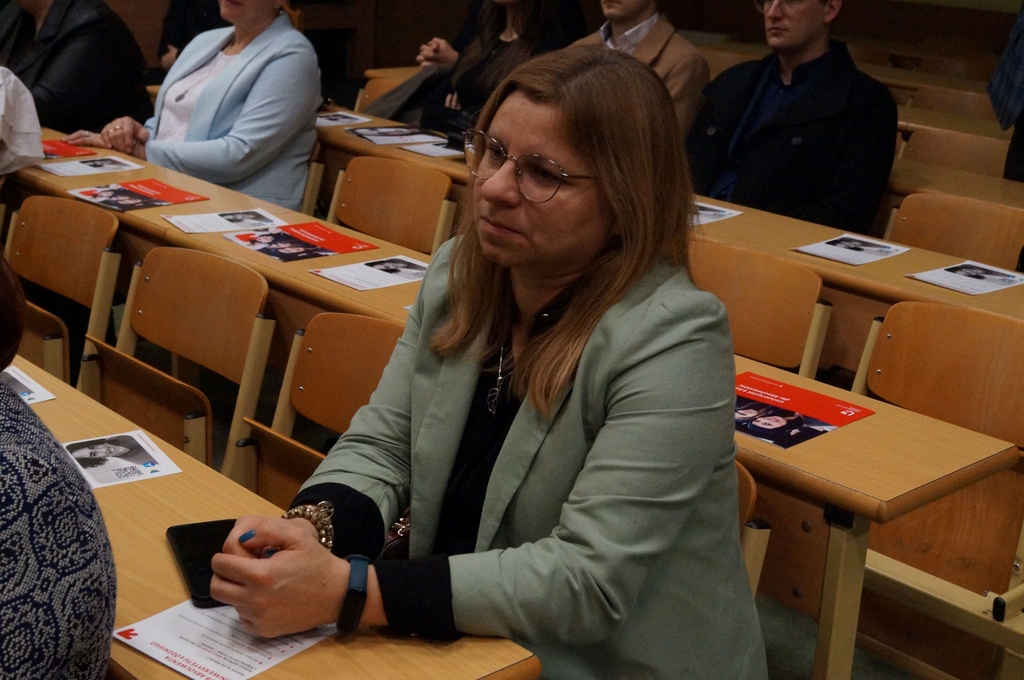 osoby towarzyszące absolwentom siedzący w ławach