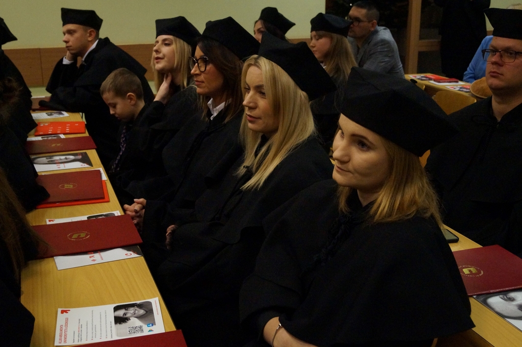 absolwenci siedzącyw ławach