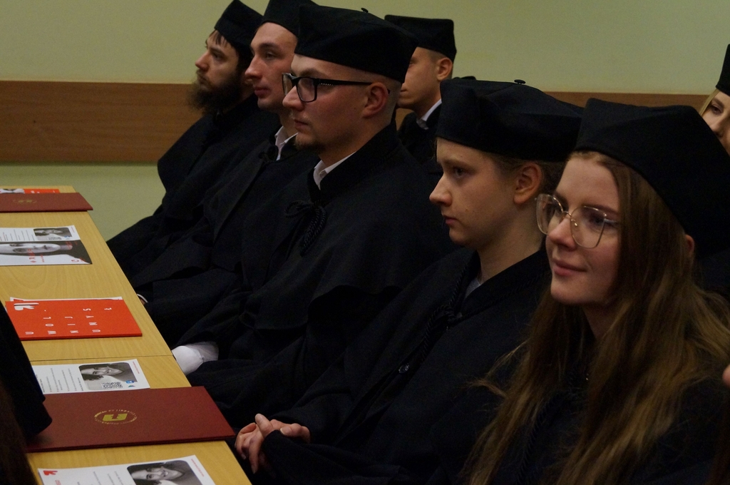 absolwenci siedzące w ławach