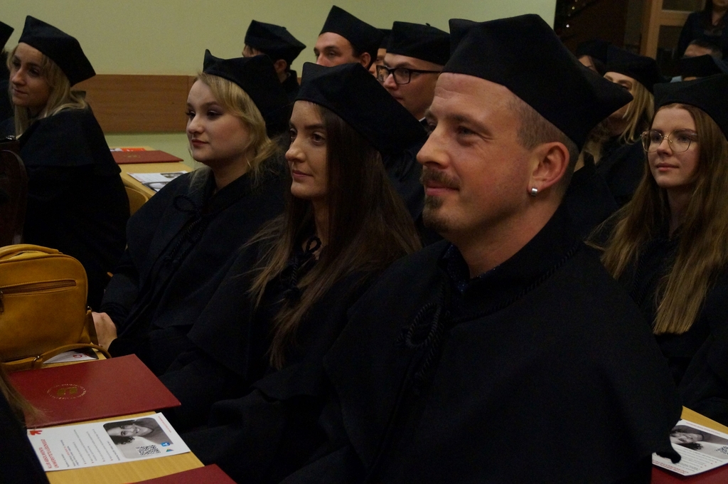 absolwenci siedzące w ławach