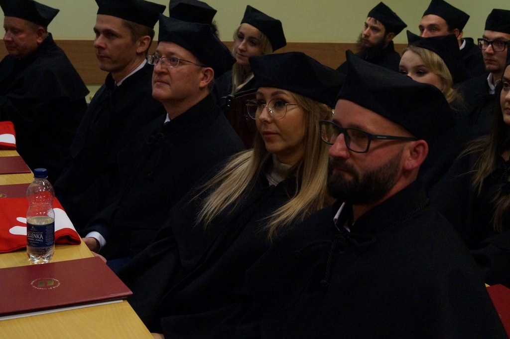 absolwenci siedzące w ławach