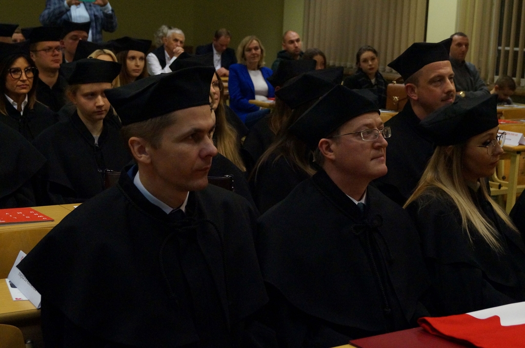 absolwenci siedzące w ławach