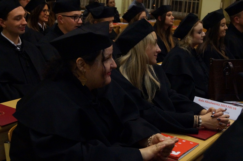 absolwenci siedzące w ławach