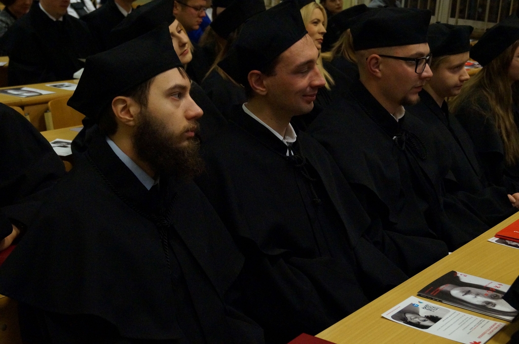 absolwenci siedzące w ławach