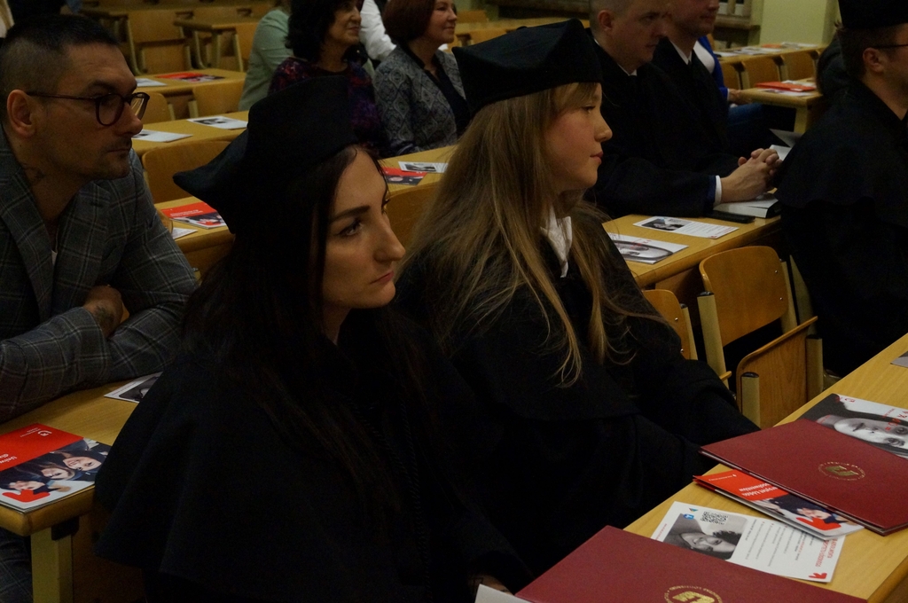 absolwenci siedzące w ławach