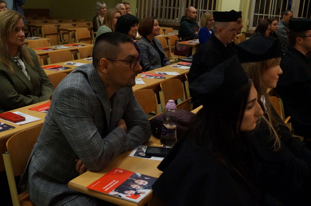 absolwenci siedzące w ławach