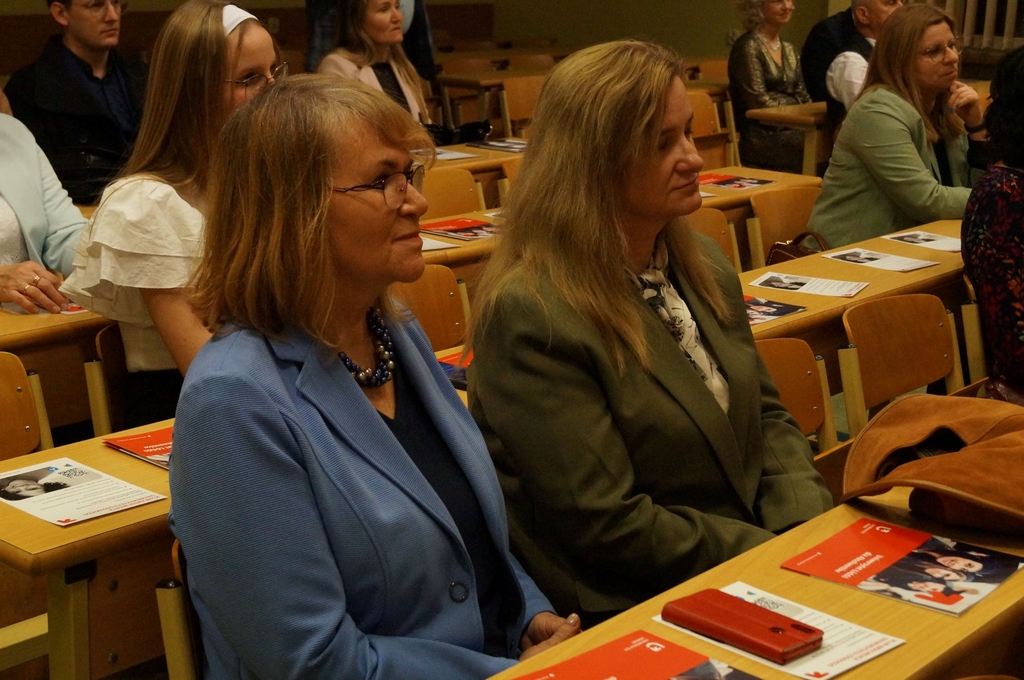 osoby towarzyszące absolwentom siedzący w ławach