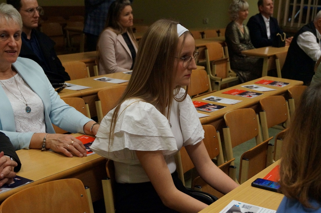 osoby towarzyszące absolwentom siedzący w ławach