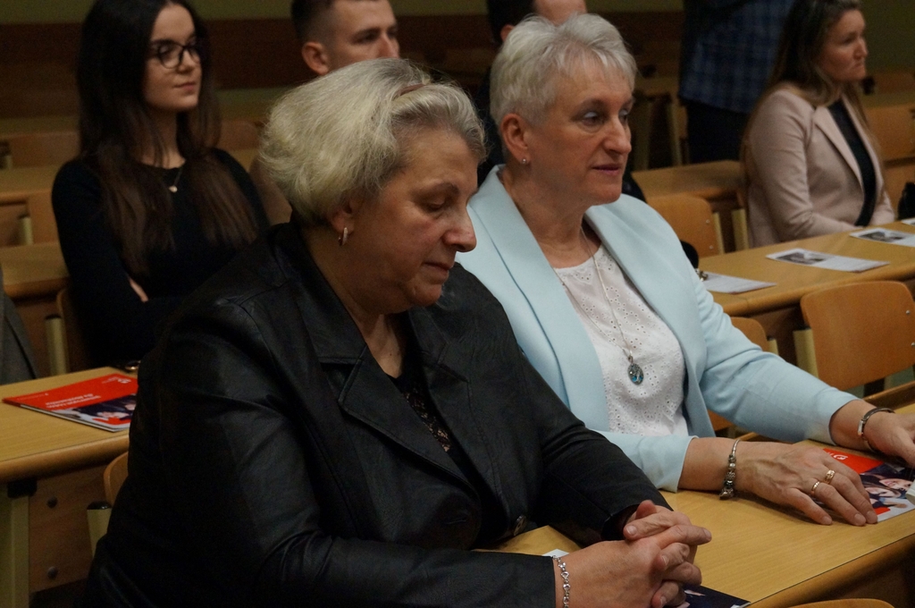 Panie z dziekanatu siedzące w ławach podczas galii absolwenta