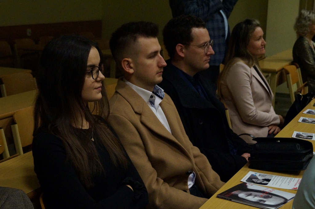 osoby towarzyszące absolwentom siedzący w ławach