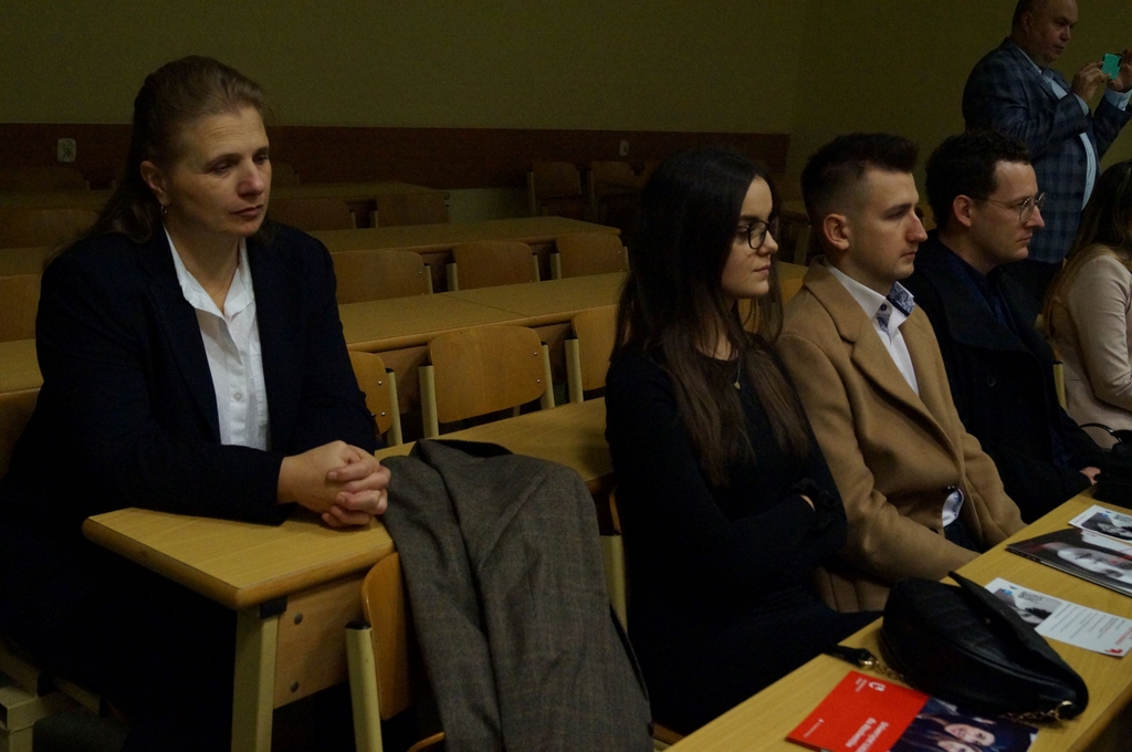 osoby towarzyszące absolwentom siedzący w ławach