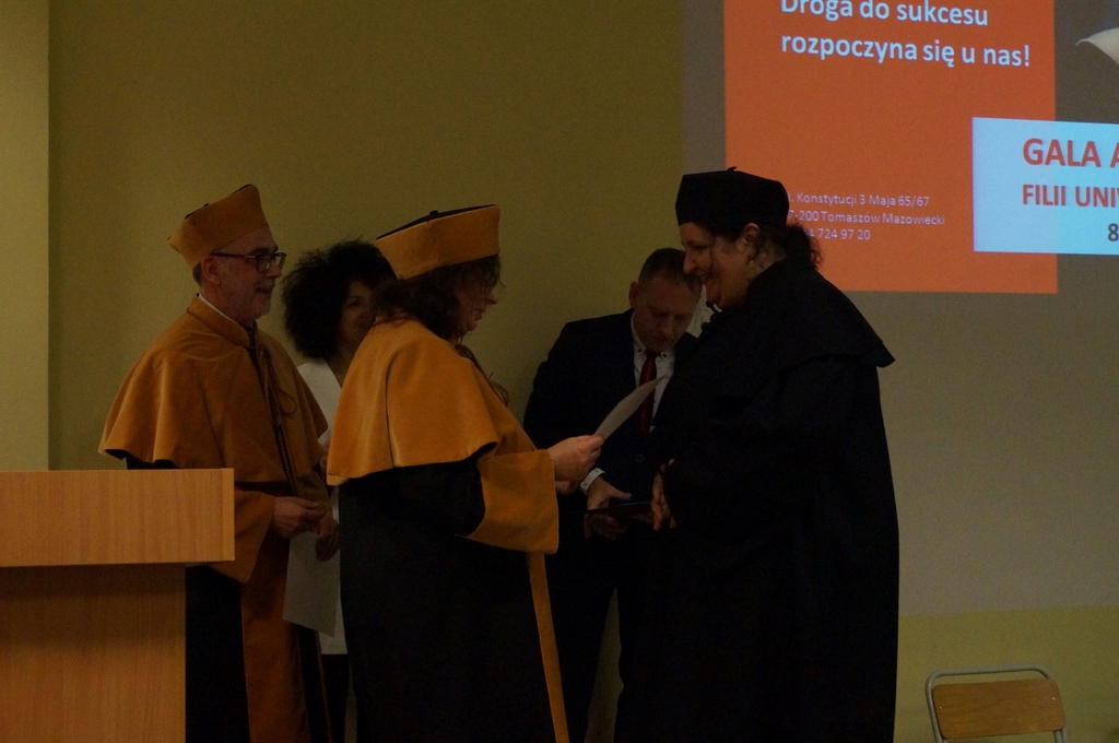 dziekan wręcza dyplom absolwentowi
