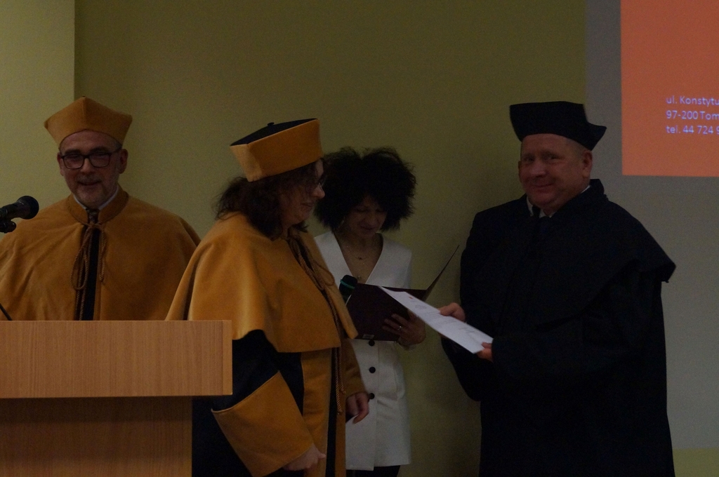 prowadzący wraz z władzami wydziału