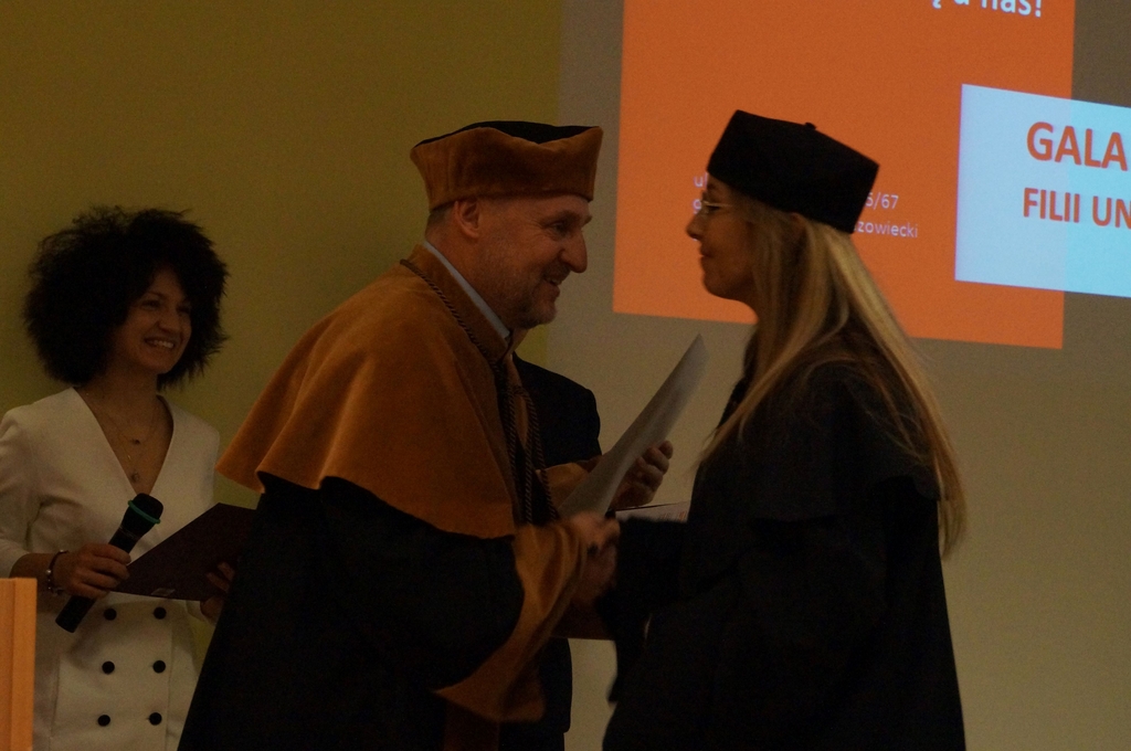 wręczenie dyplomu studentce