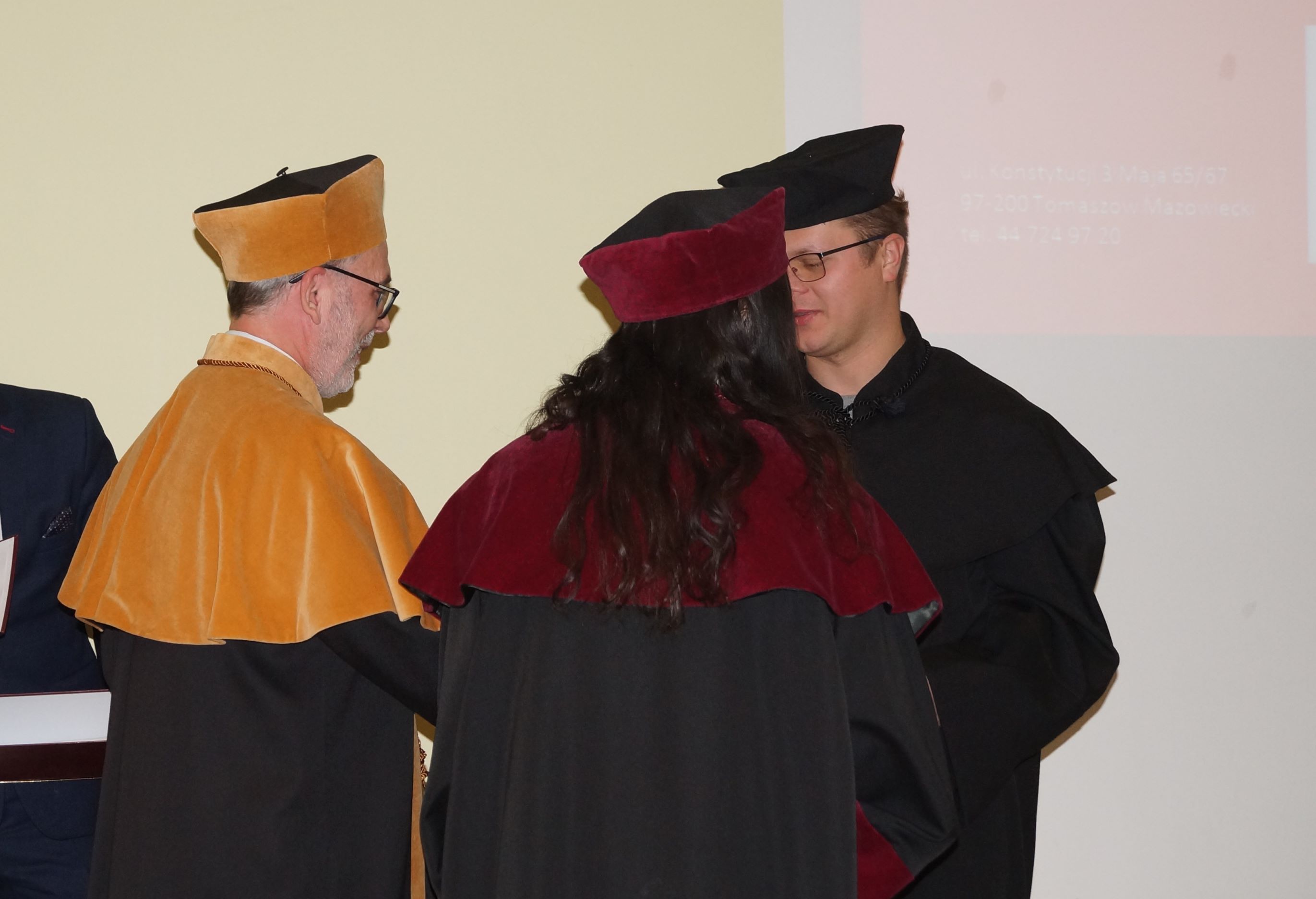 wręczenie dyplomu studentowi