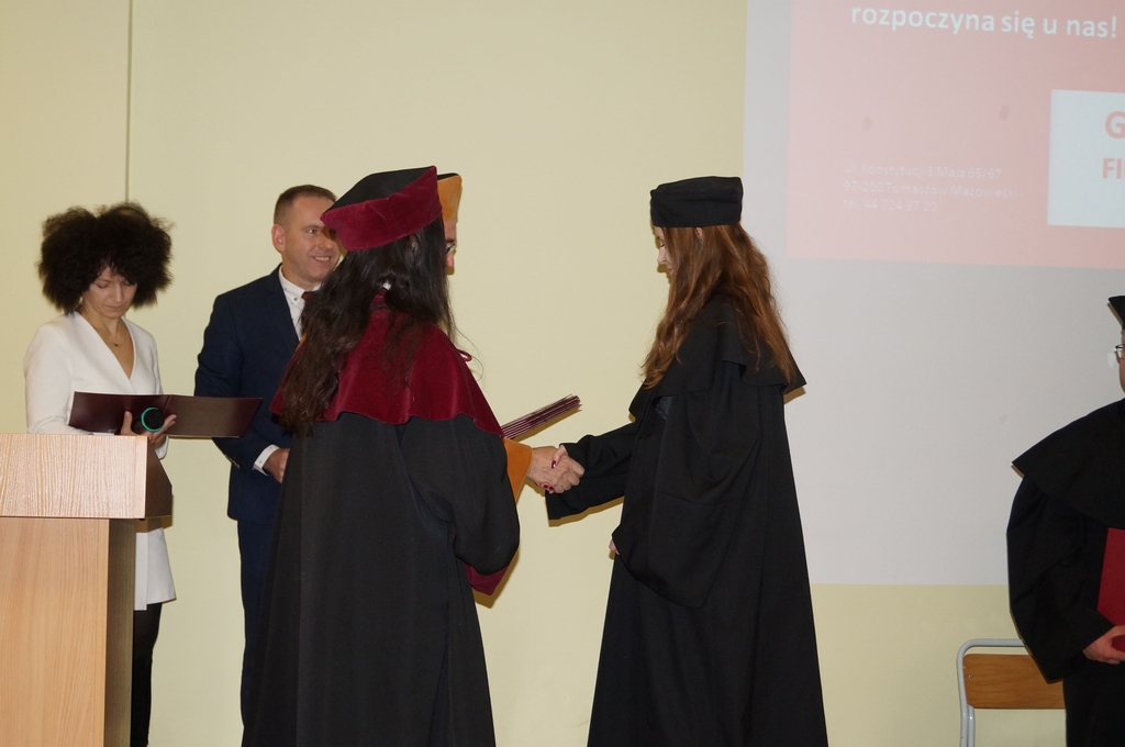 wręczenie dyplomu studentce przez Pana dziekana