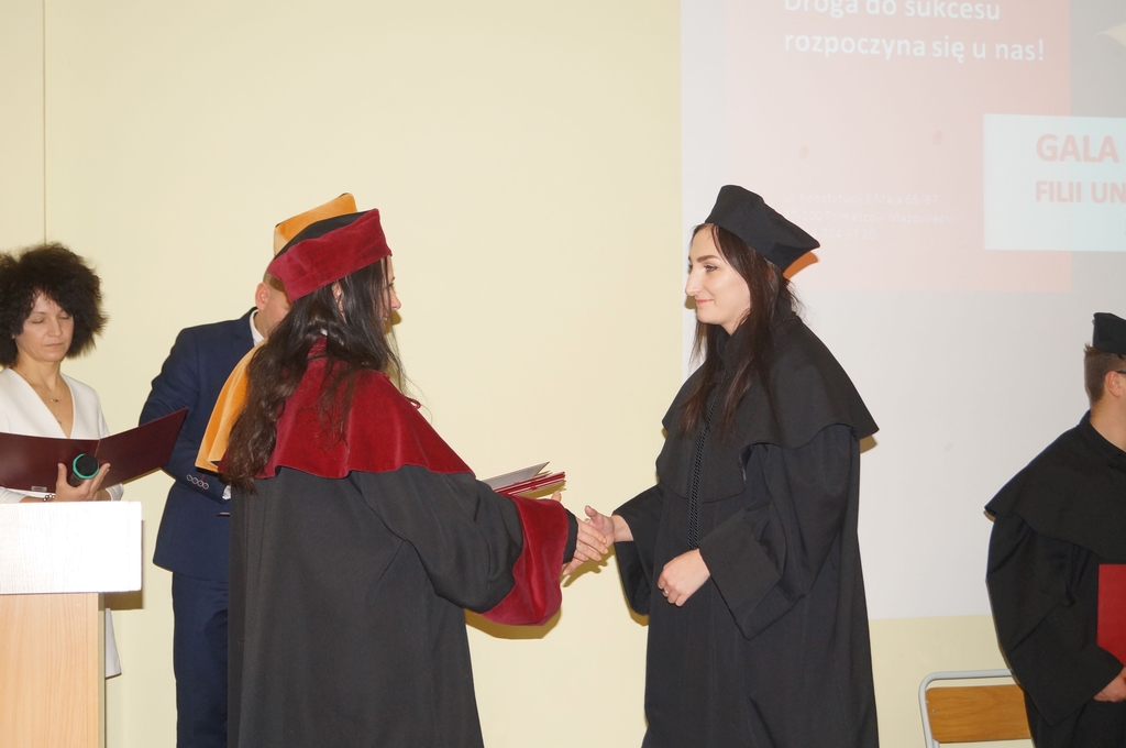wręczenie dyplomu 
