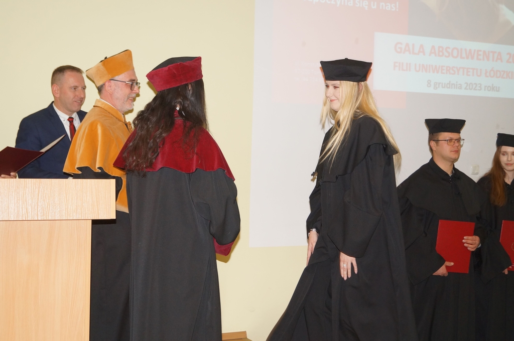 wręczenie dyplomu studentce