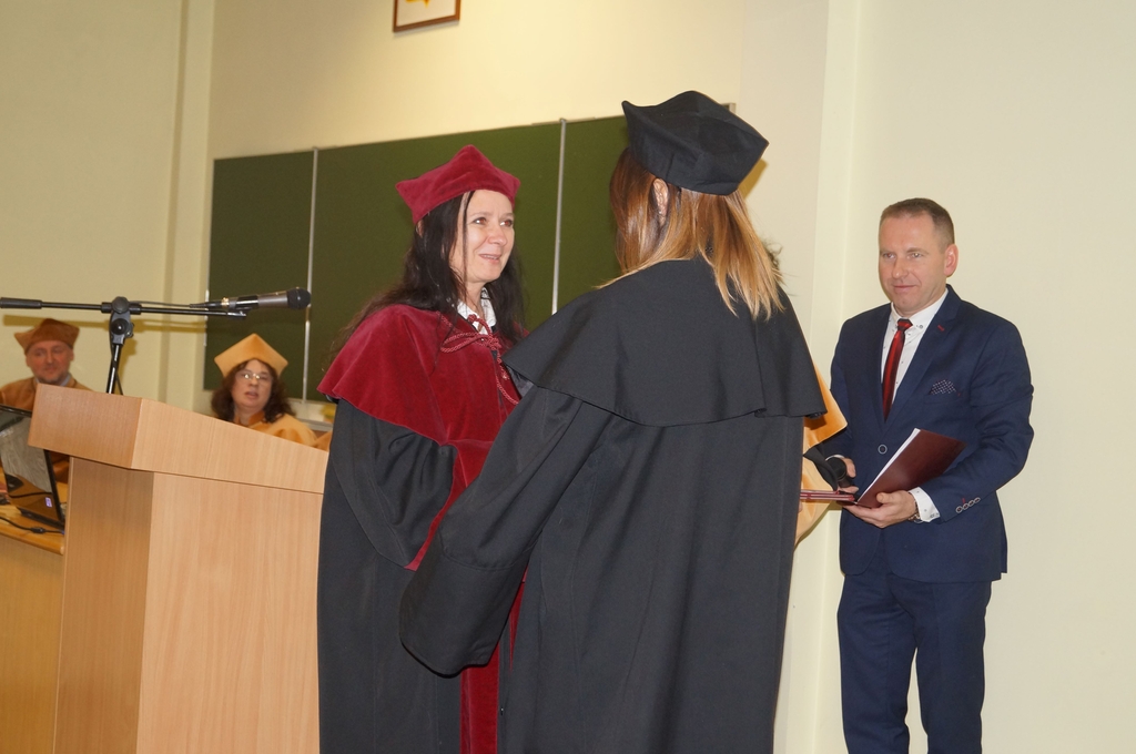 wręczenie dyplomu studentce