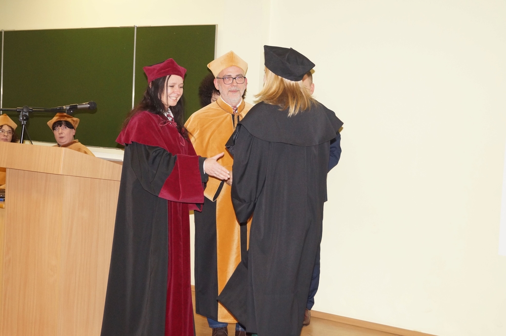 wręczenie dyplomu studentce przez dziekana