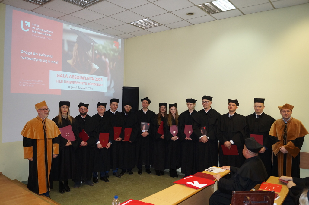 zbiorowe zdjęcie z absolwentami na uli w Filii UŁ wraz z władzami