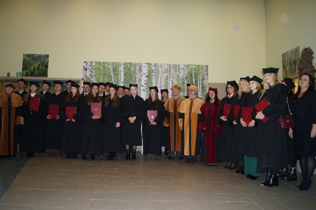 zdjęcie zbiorowe z absolwentami filii wraz z władzami 