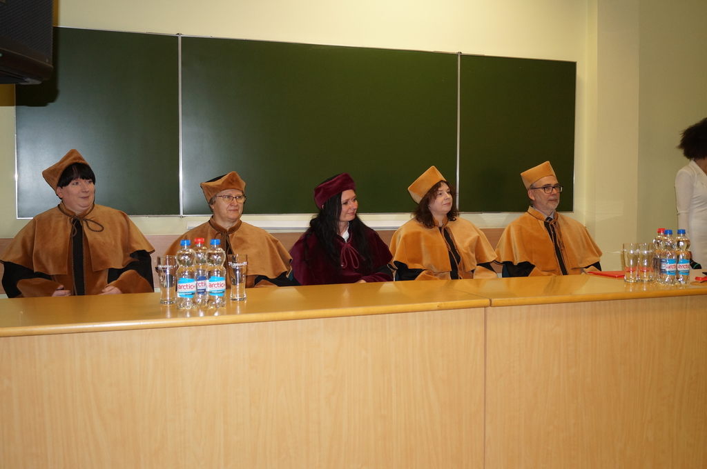 kolegium dziekańskie iedzące za katedrą podczas gali