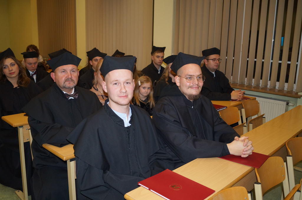 absolwenci w ławach podczas gali