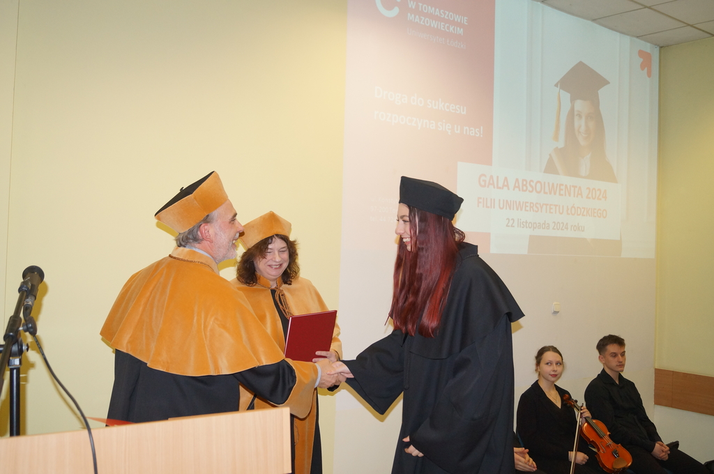 uroczyste wręczenie dyplomu