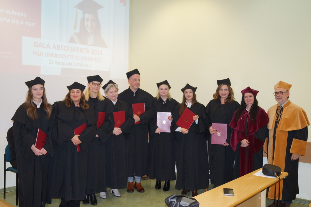 zdjęcie grupowe absolwentów wraz z dziekanem