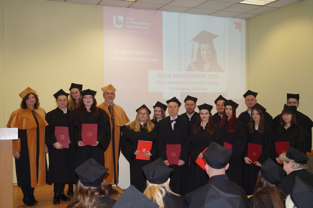 zdjęcie grupowe absolwentów wraz z kolegium dziekańskim