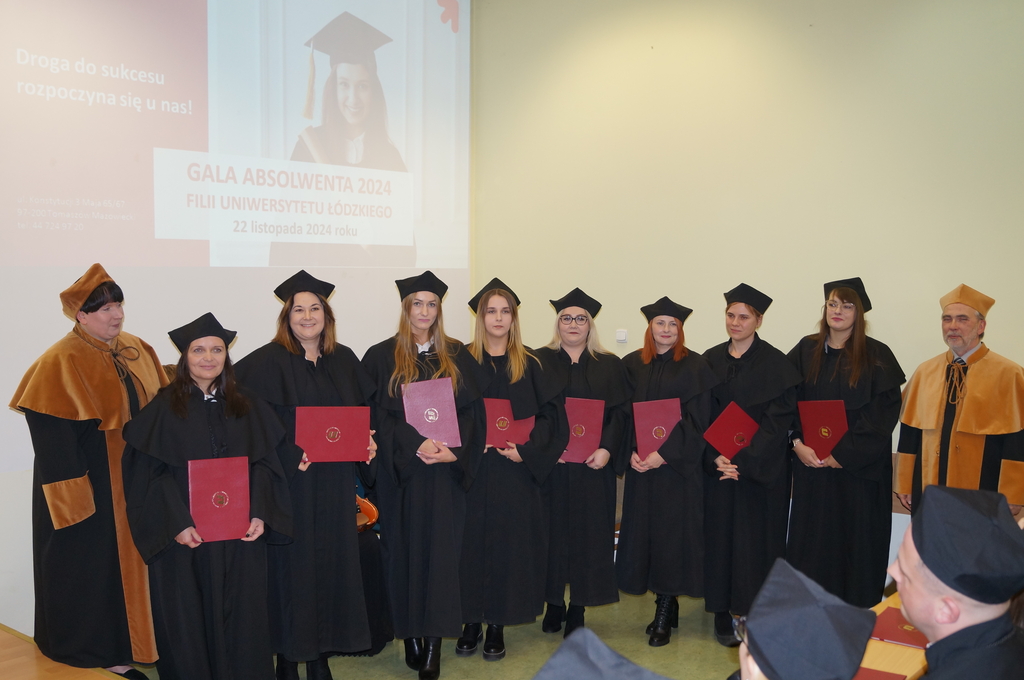 absolwenci zdjęcie grupowe